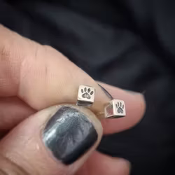 Lovepaws Tiny Paw - silverörhängen på stift