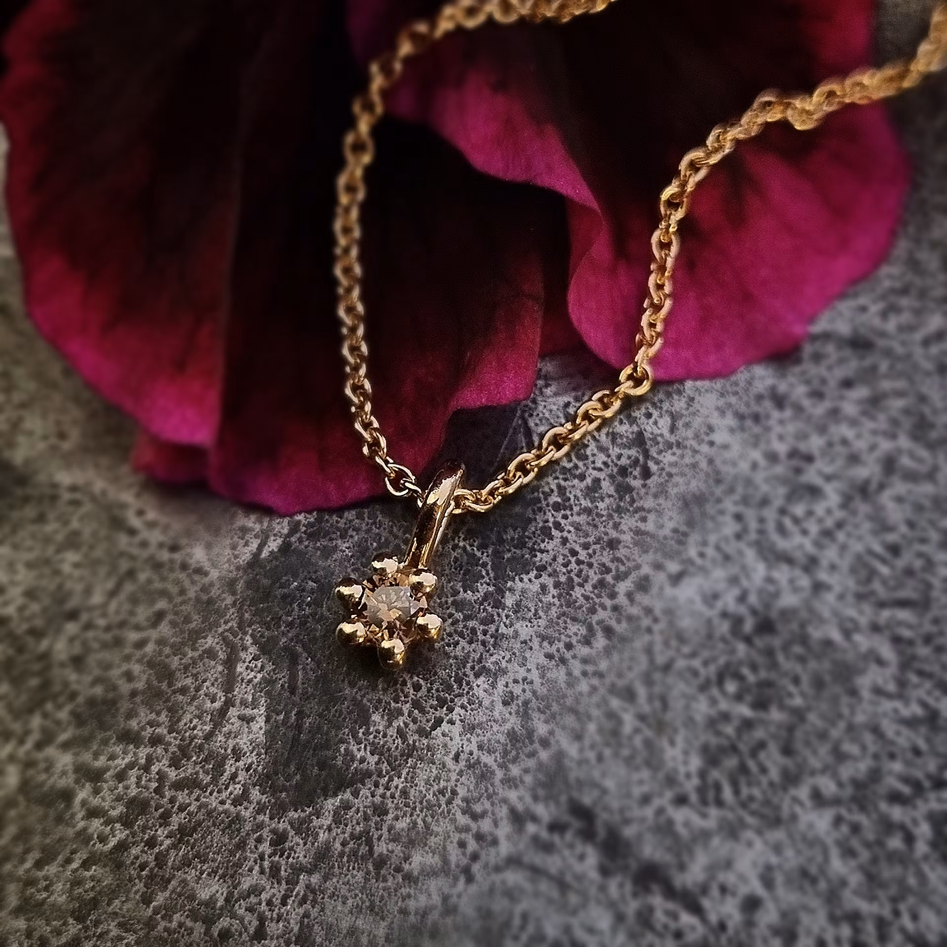 Mörk coffeediamant 0,10 ct - hänge precious six 18K