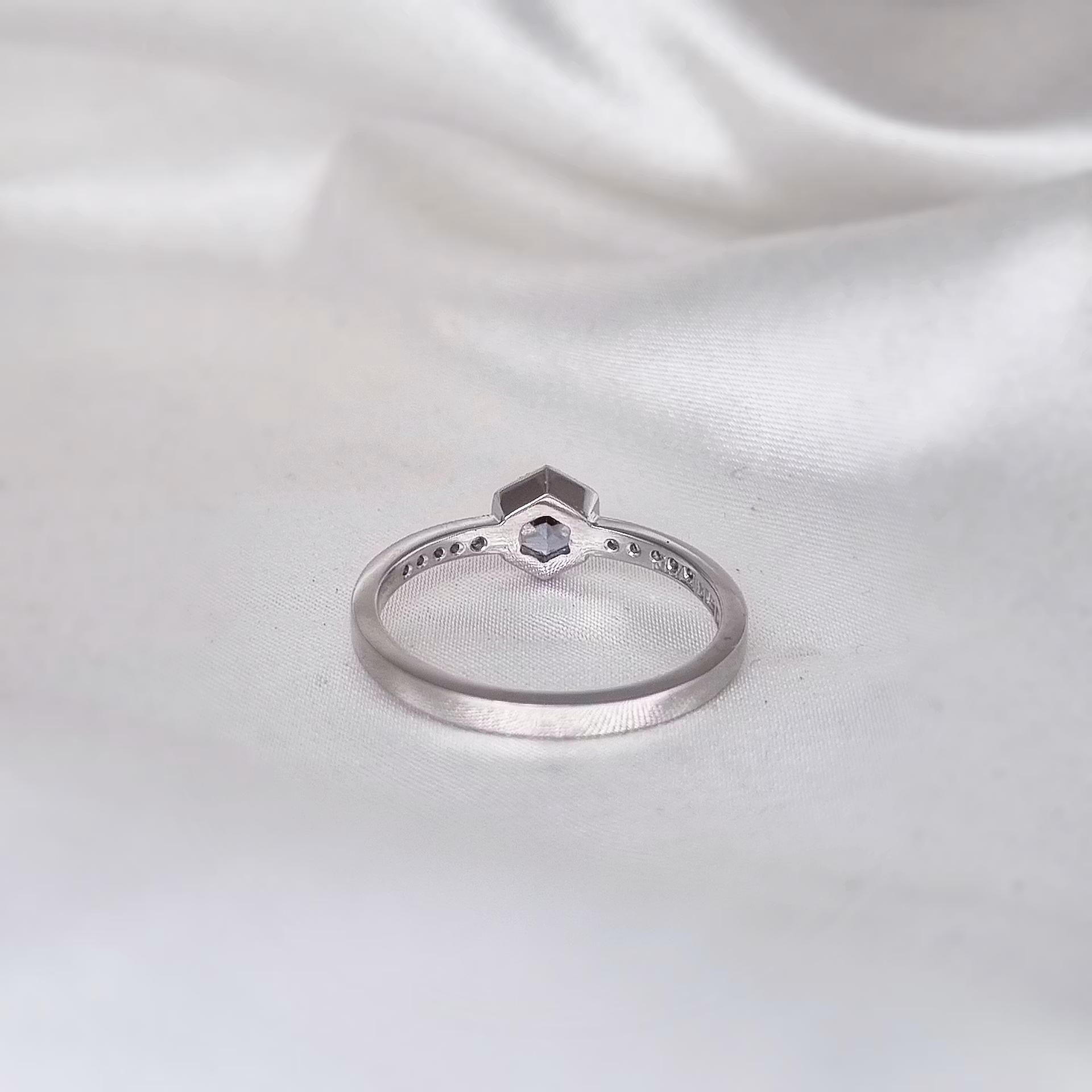 Frostljus - Hexagonslipad safir och diamantring