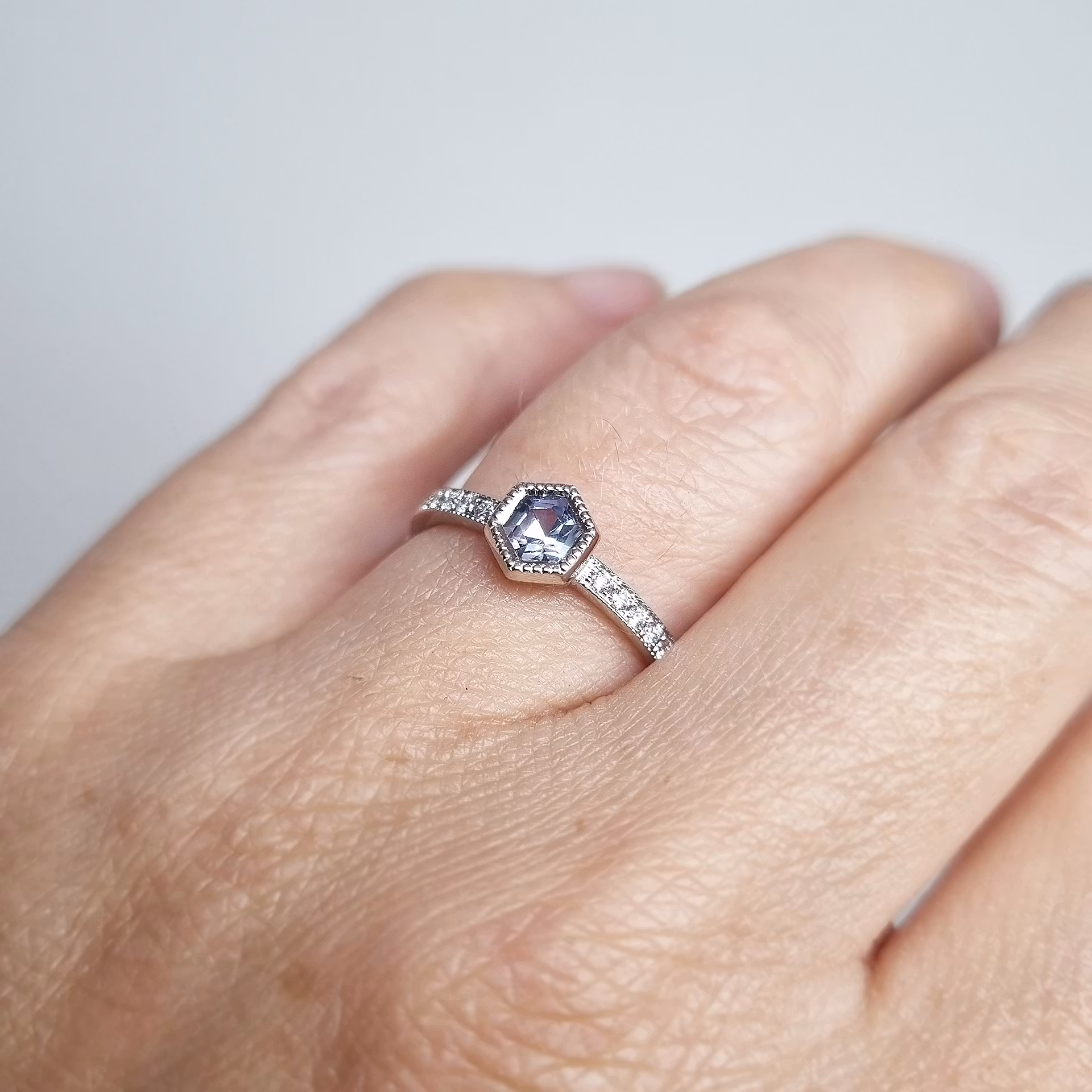 Frostljus - Hexagonslipad safir och diamantring
