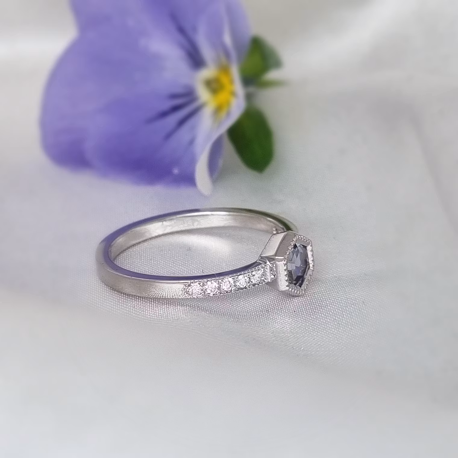 Frostljus - Hexagonslipad safir och diamantring