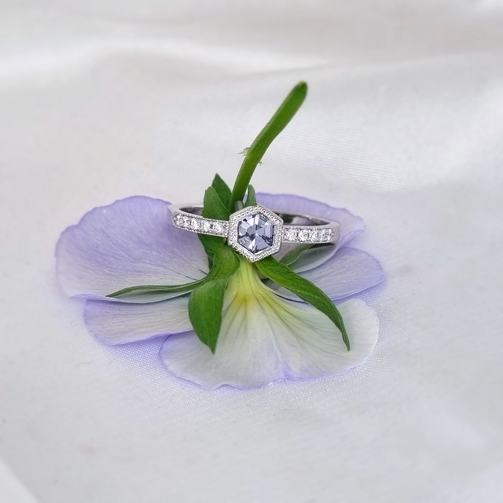 Frostljus - Hexagonslipad safir och diamantring