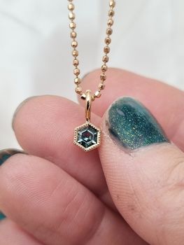 Safirhänge Teal - hexagonhänge i guld