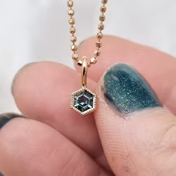 Safirhänge Teal - hexagonhänge i guld