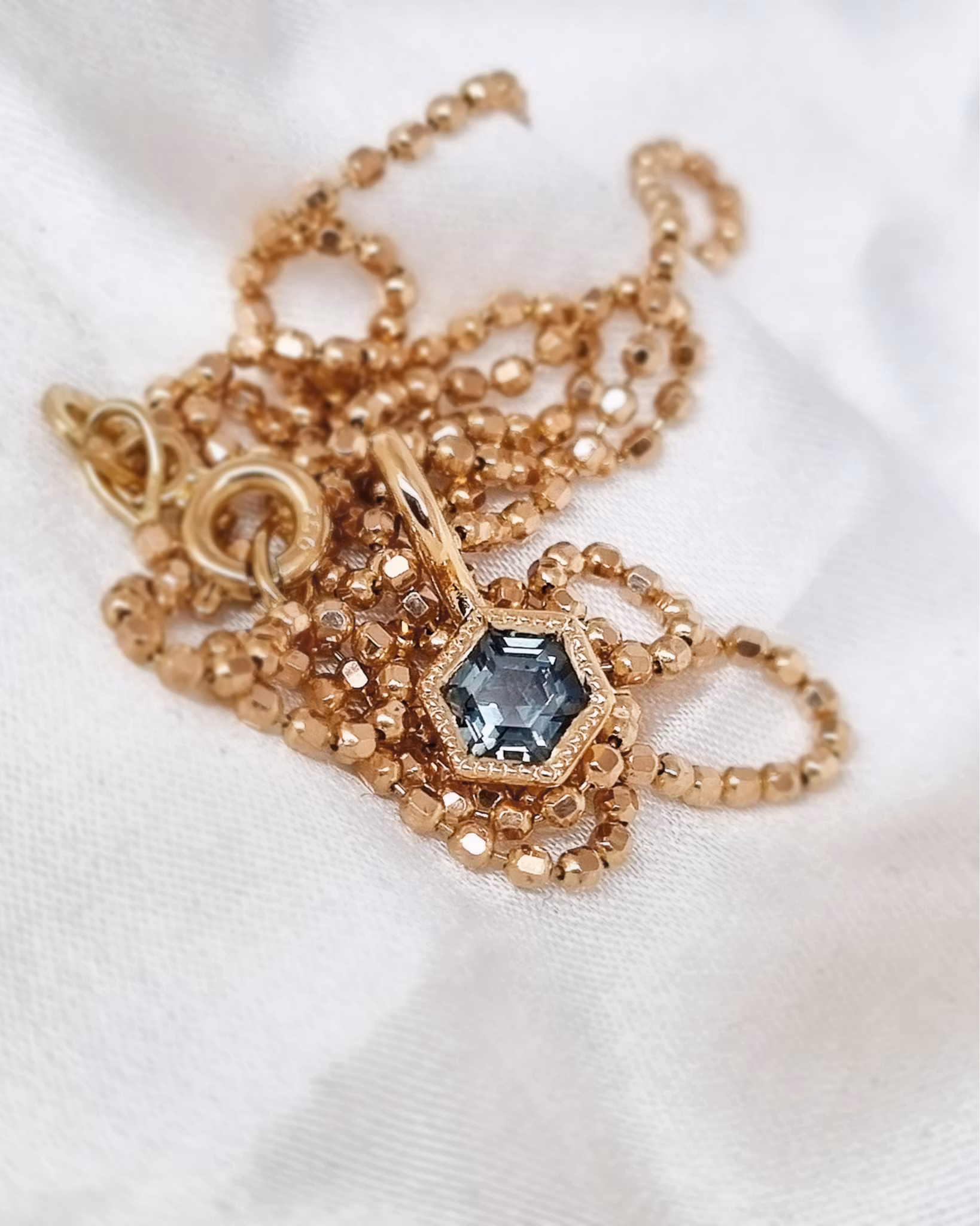 Safirhänge Teal - hexagonhänge i guld