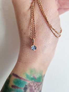 Safirhänge Teal - hexagonhänge i guld