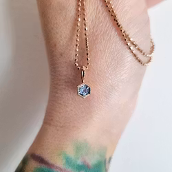 Safirhänge Teal - hexagonhänge i guld