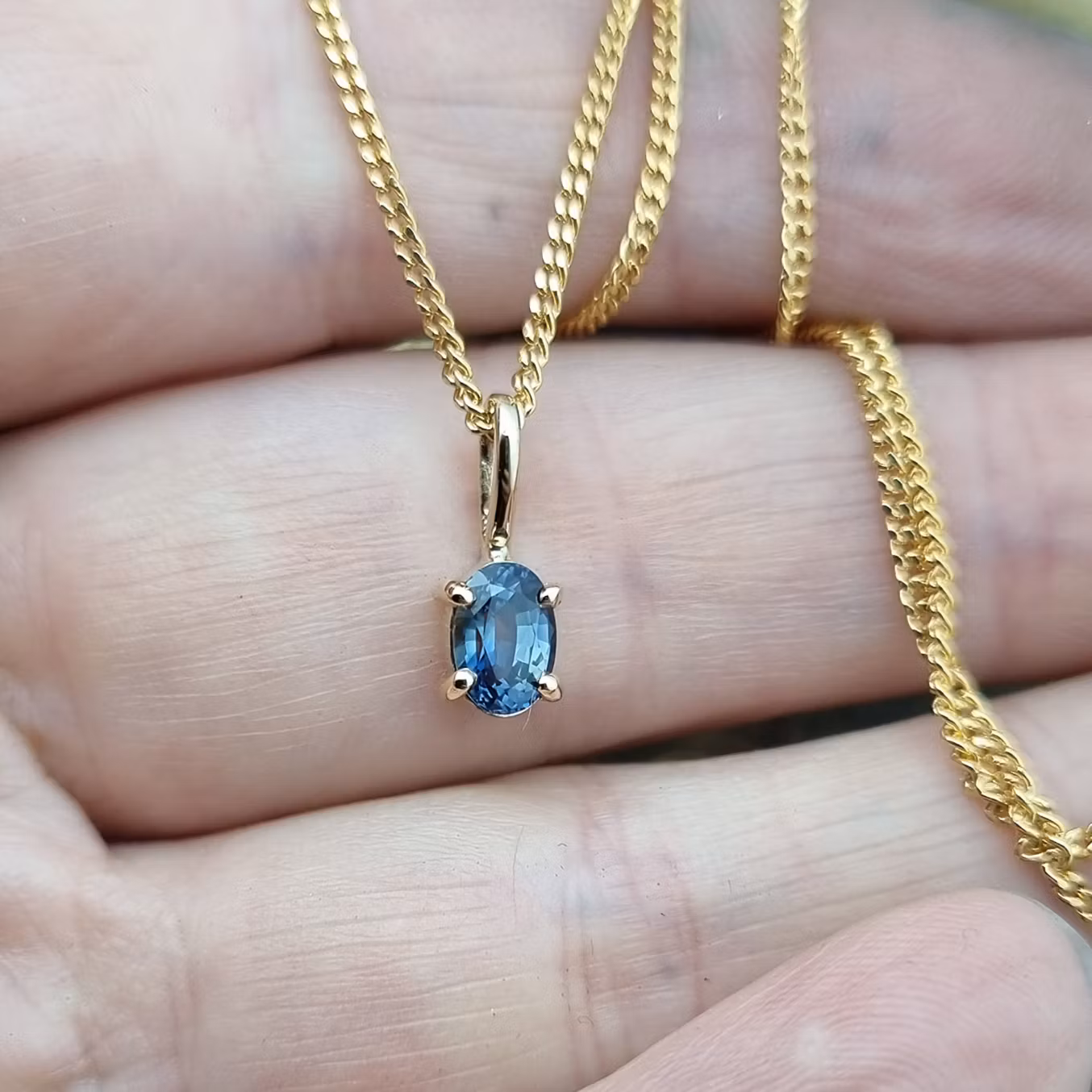 Oval safir i klofattning