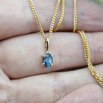 Oval safir i klofattning