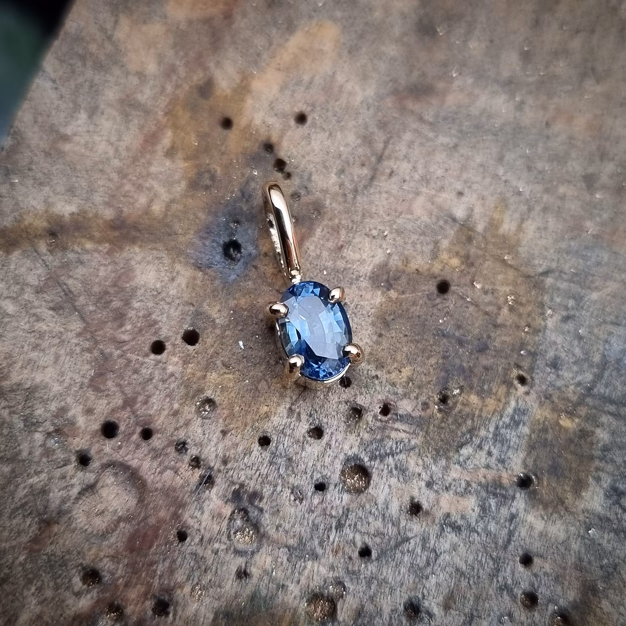 Oval safir i klofattning