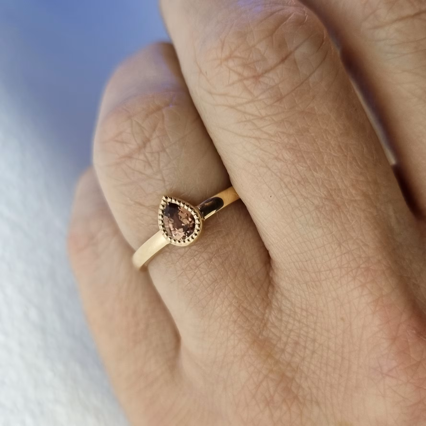 Höstglöd - solitär med droppformad safir