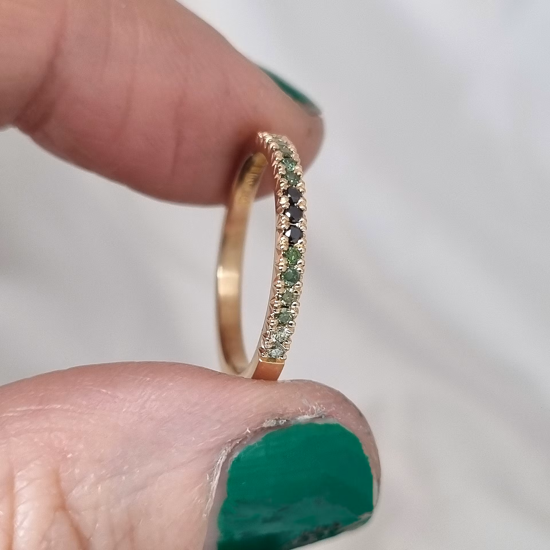 Grönvilda - alliansring i 18K guld med gröntonade briljanter