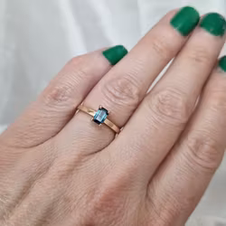 Miss Peacock - Solitär i 18K fairtrade Safir