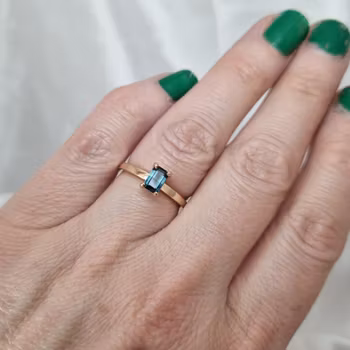 Miss Peacock - Solitär i 18K fairtrade Safir