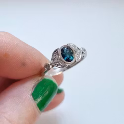 Ismynta - Tealsafir & diamantring i 18K vitguld