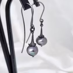Änglatrumpet med sötvattenspärla - oxiderade silverörhängen