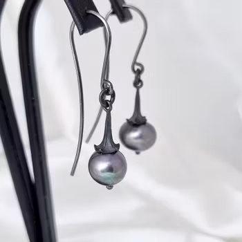 Änglatrumpet med sötvattenspärla - oxiderade silverörhängen