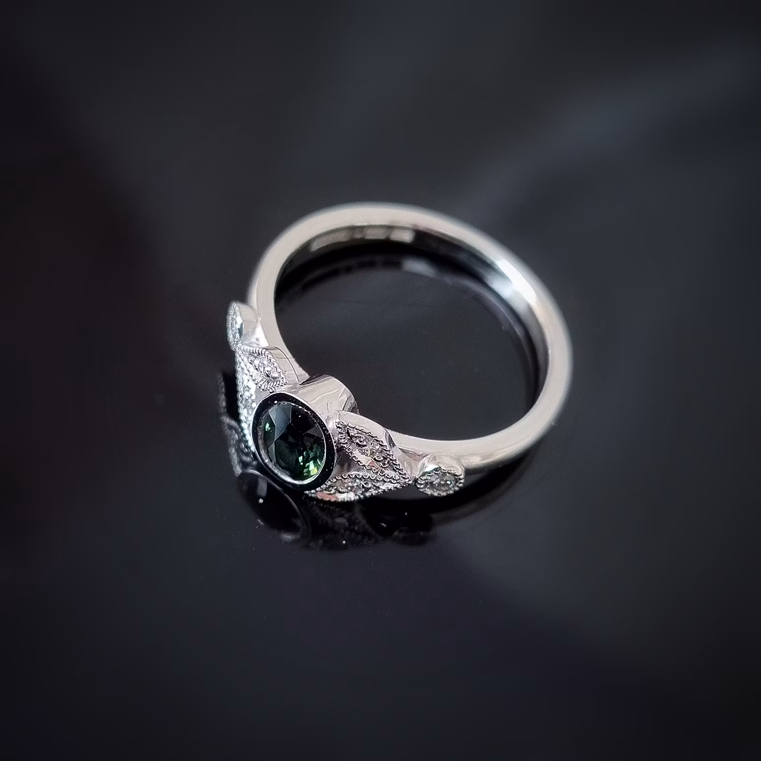 Ismynta - Tealsafir & diamantring i 18K vitguld