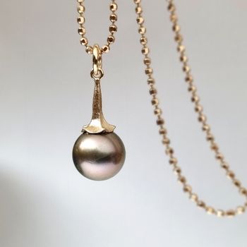 Änglatrumpet med ovanlig Tahitipärla - hängsmycke i 18K
