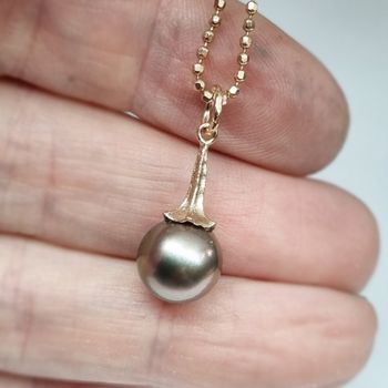 Änglatrumpet med ovanlig Tahitipärla - hängsmycke i 18K