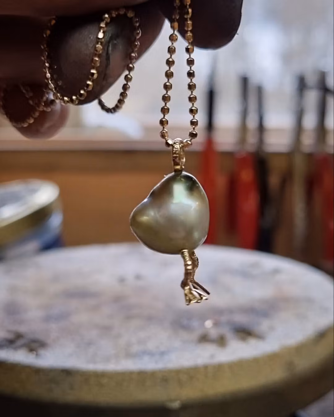Fijifågel - barock pärla med 18K detaljer