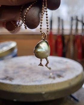 Fijifågel - barock pärla med 18K detaljer