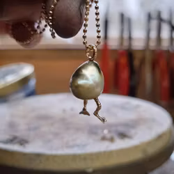 Fijifågel - barock pärla med 18K detaljer