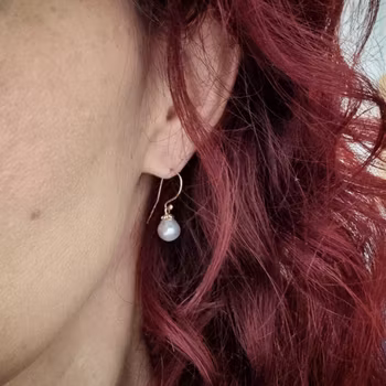 Silverblå Akoyapärlor med 18K Gullviva