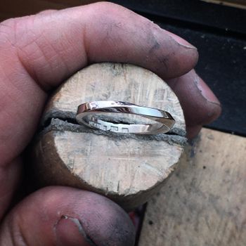 Twist - slät vriden ring i 18 K guld