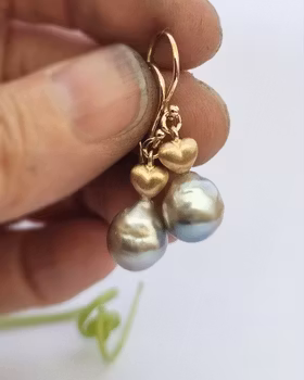 Tiny heart med Barocka Tahitipärlor - örhängen i 18K