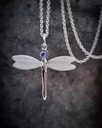 Trollslända med blå safir - hängsmycke i silver