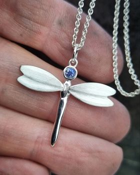 Trollslända med blå safir - hängsmycke i silver