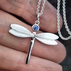 Trollslända med blå safir - hängsmycke i silver