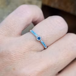 Fröken Blåklint - 18K vitguldsring med blå diamanter