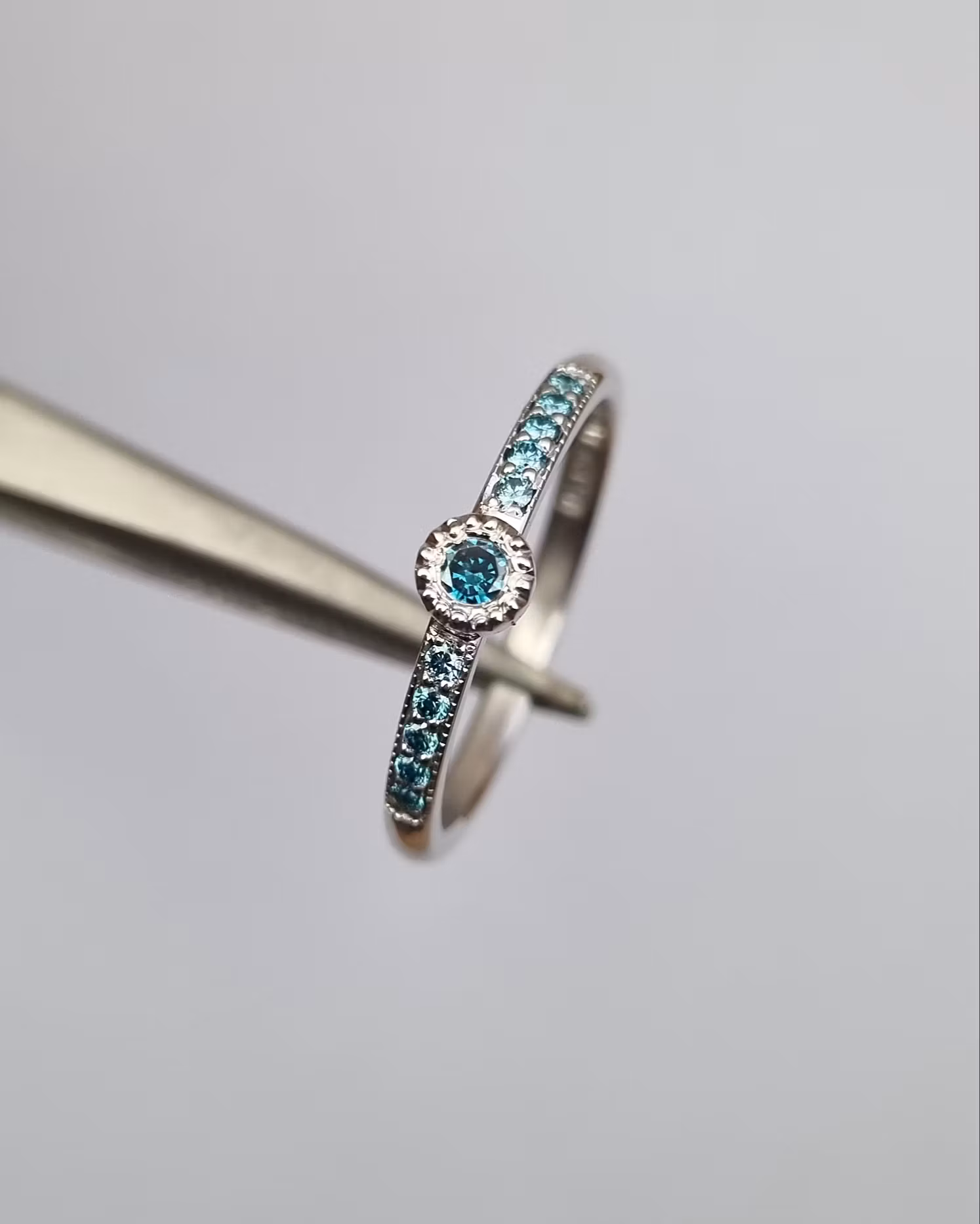 Fröken Blåklint - 18K vitguldsring med blå diamanter