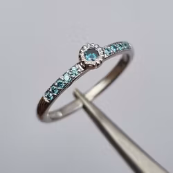 Fröken Blåklint - 18K vitguldsring med blå diamanter