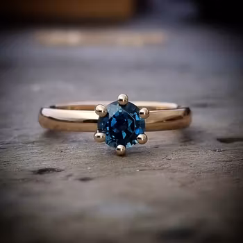 Precious six med Safir - solitär i 18K med teal