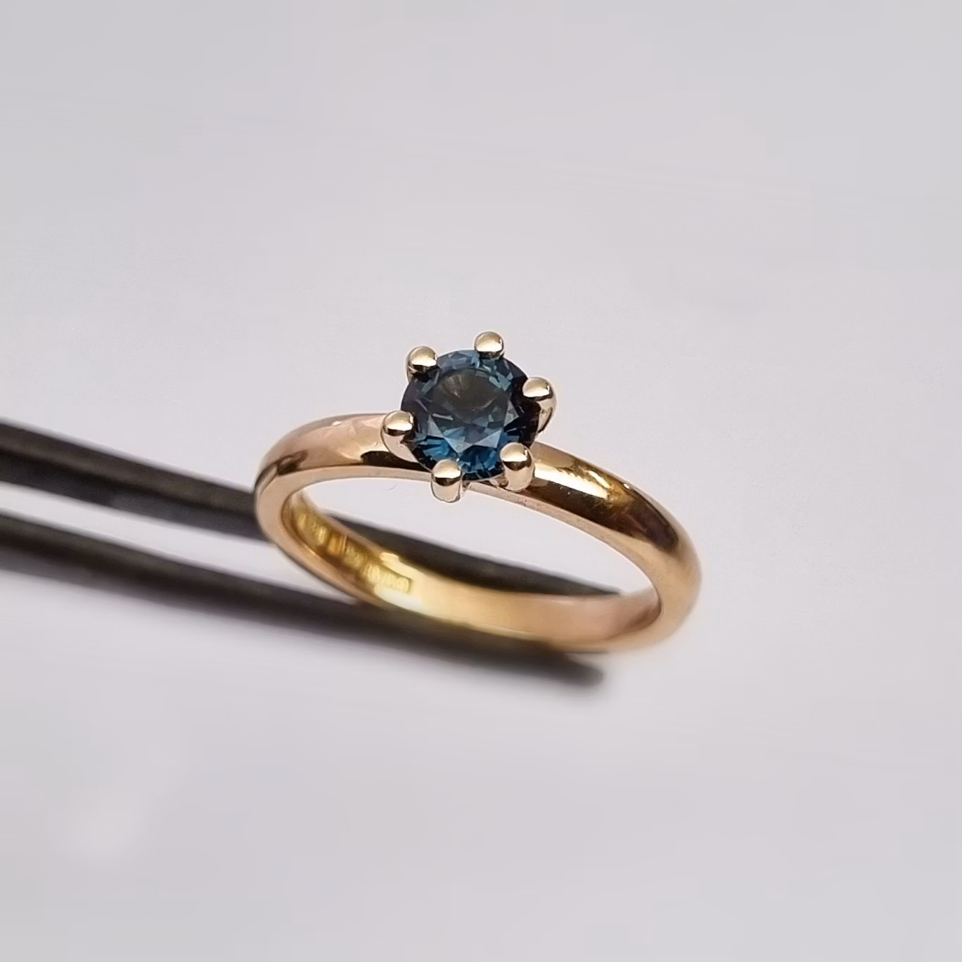 Precious six med Safir - solitär i 18K med teal