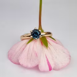 Precious six med Safir - solitär i 18K med teal