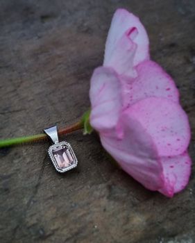Hängsmycke Safir - sällsynt peach i 18K vitguld