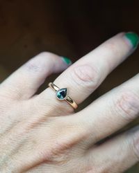 Skogsglöd - safirring i 18K guld