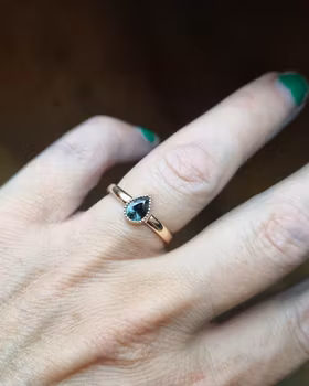 Skogsglöd - safirring i 18K guld