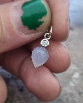 Vårregn med isblå diamant - hängsmycke i 18K vitguld