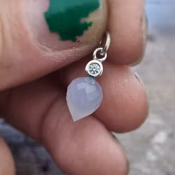 Vårregn med isblå diamant - hängsmycke i 18K vitguld