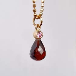 Granat med rosa safir - hängsmycke i 18K