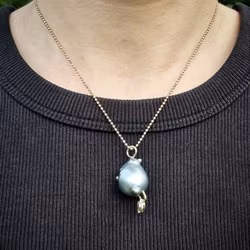 Cold feet - 18K guldhänge med Tahitipärla