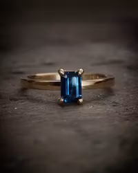 Miss Peacock - Solitär i 18K fairtrade Safir