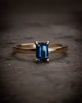 Miss Peacock - Solitär i 18K fairtrade Safir