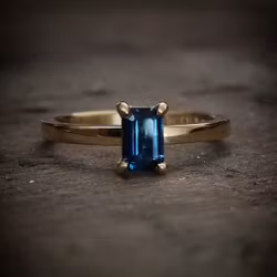 Miss Peacock - Solitär i 18K fairtrade Safir