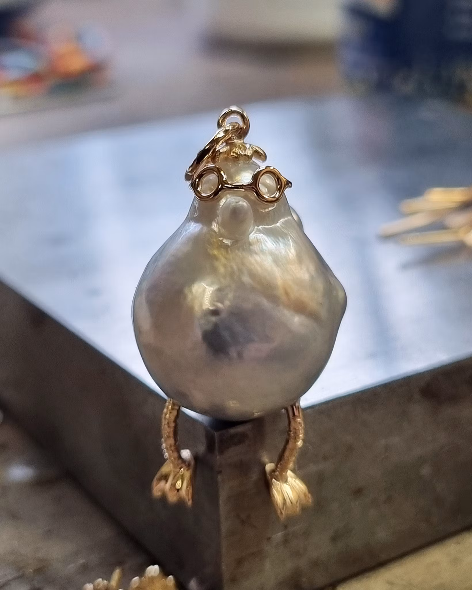Glasögonpippin Hjördis - 18K guldhänge med stor Tahitipärla